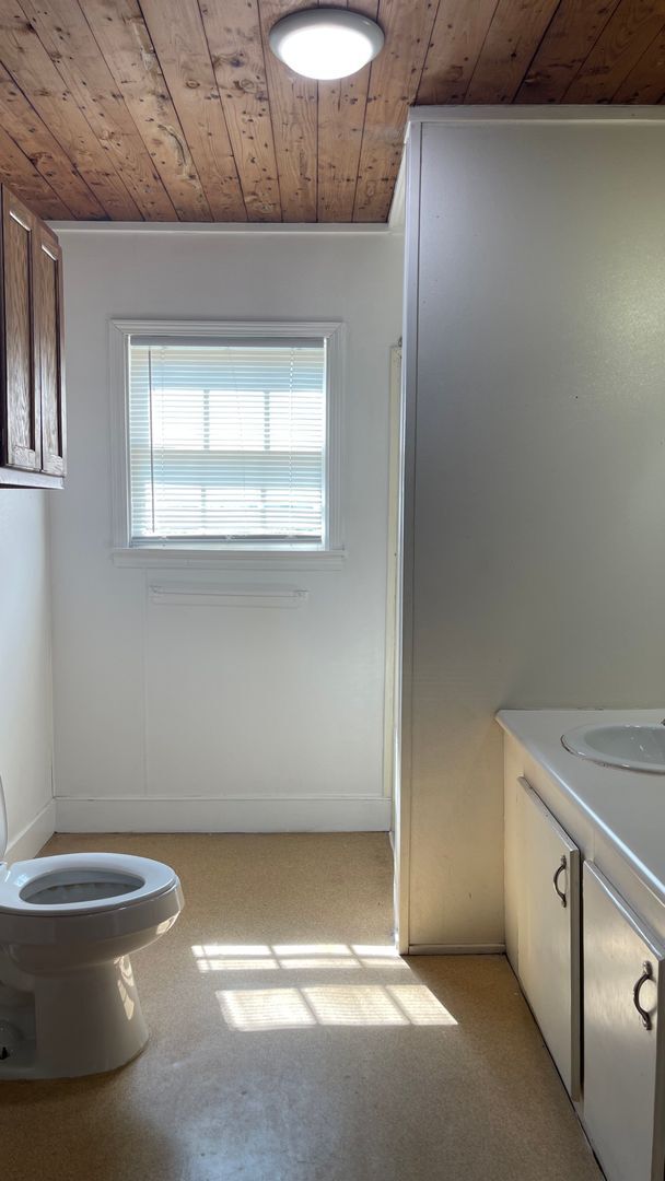 Building Photo - 3 Bedroom Home Available Mid-July!