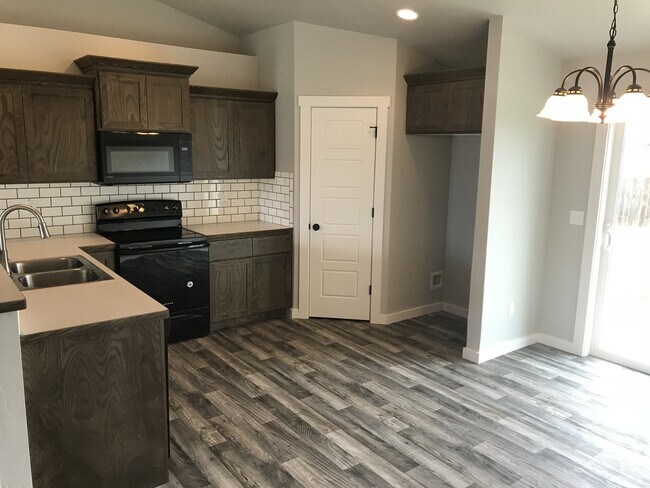 Building Photo - Pet Friendly Caldwell Home!