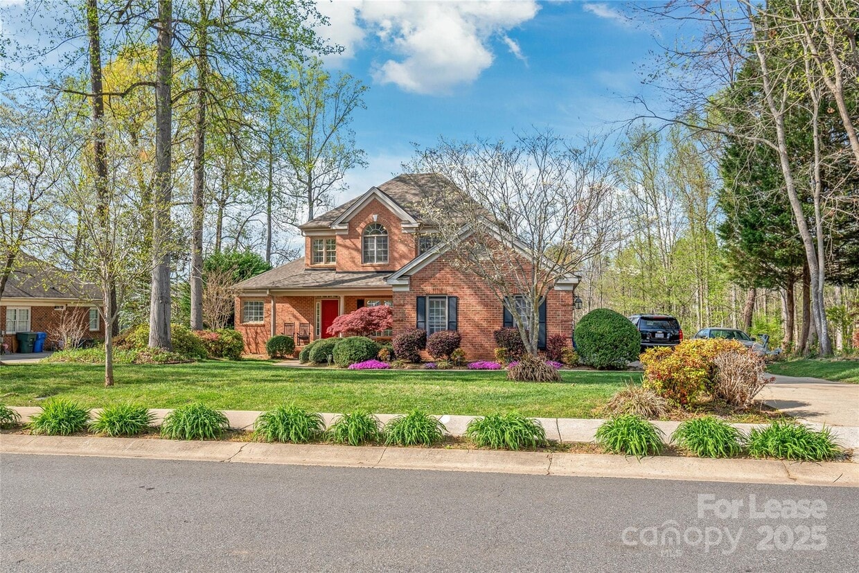 Primary Photo - 255 Fernbrook Dr