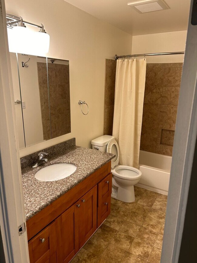 Building Photo - Bright Open Floor Plan One Bedroom Apartment