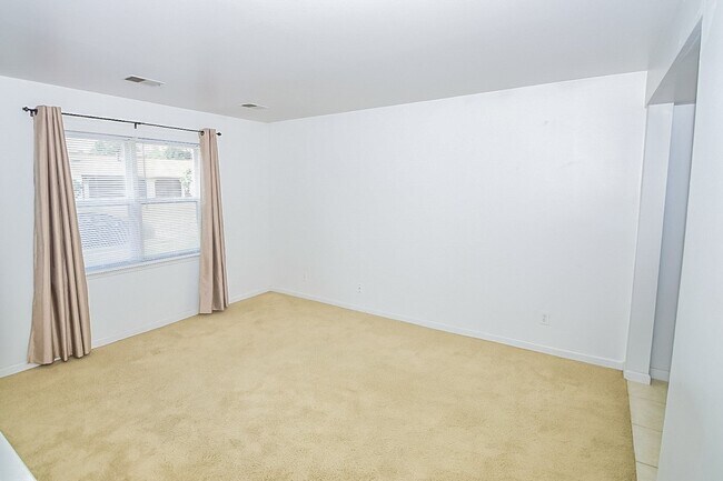 Building Photo - 2225 Yorktowne Dr