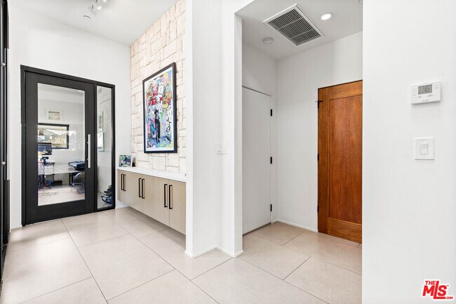 Foto del edificio - 2656 32nd St