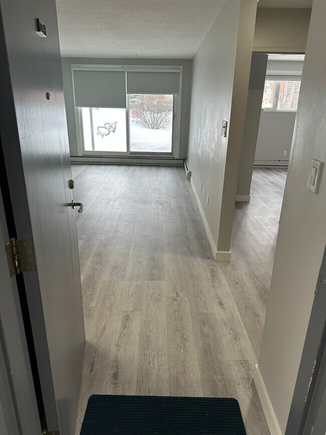 Photo du bâtiment - 13516-102 102 St NW