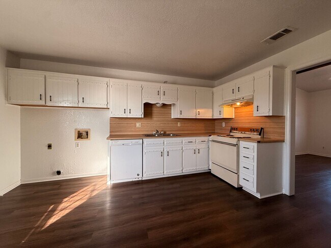 Foto del edificio - 4800 Cedarhill Cir