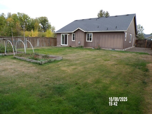 Building Photo - Spacious 3 bed 2 bath private cul-de-sac