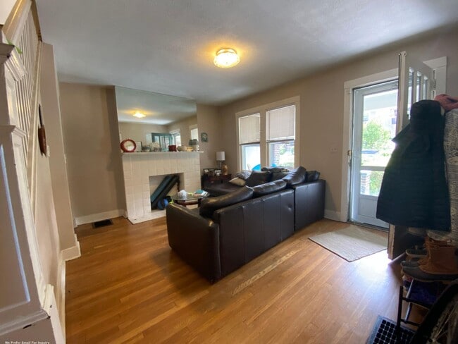 Building Photo - Beautiful Highland Park townhome