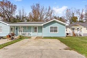 Building Photo - 20017 Sunshine Dr