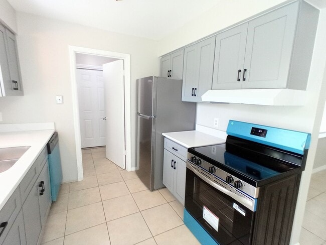 Building Photo - Chase Ave #B