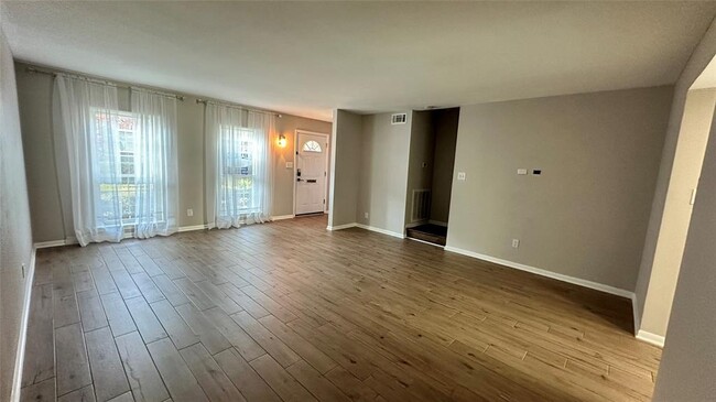 Building Photo - 407 Bendwood Dr