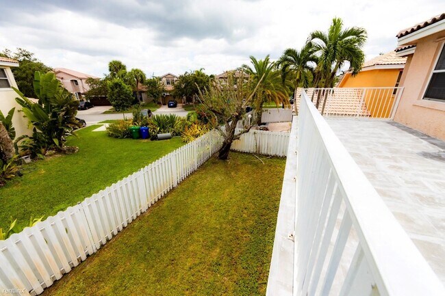 Building Photo - 4 br, 2.5 bath House - Silver Lakes