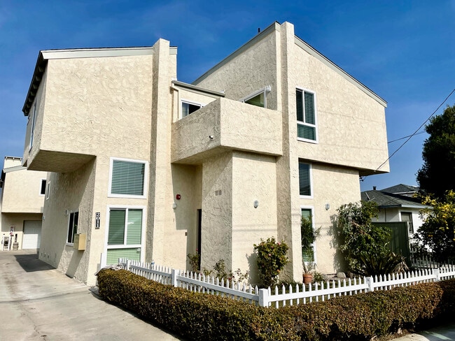 Building Photo - 2011 Perry Ave