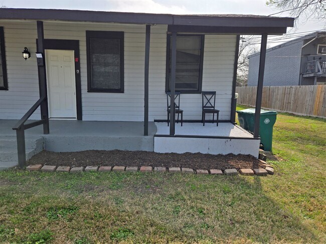 Building Photo - 904 Herbert Ave