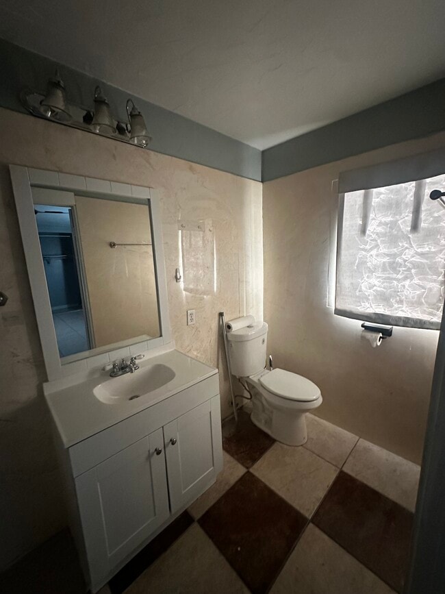 Building Photo - 2504 Reynolds Ave