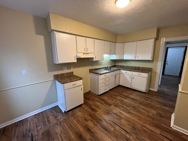 Building Photo - 3 Bedroom House