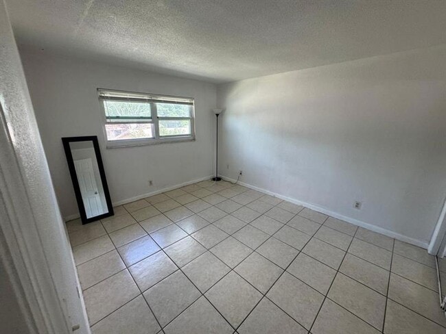 Building Photo - 4732 SW 33rd Ave