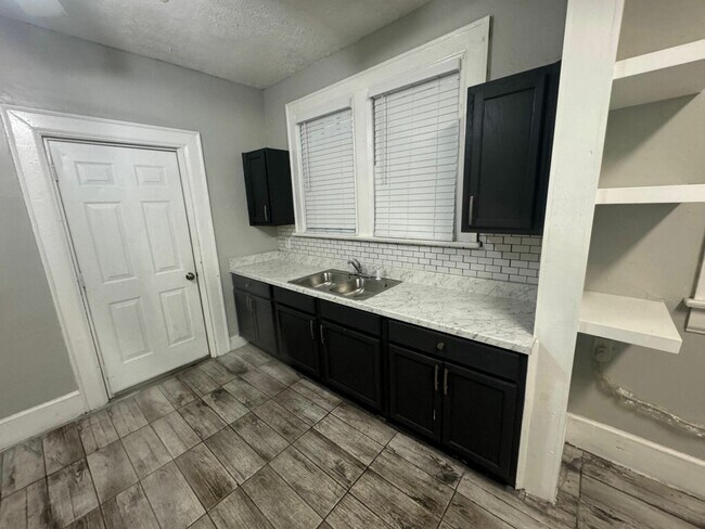 Puerta al lavadero y puerta trasera - 456 Burton Ave