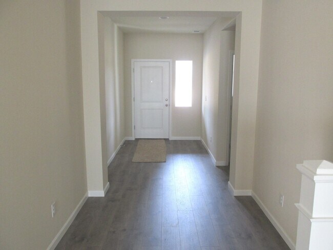 Foto del edificio - $500 off 1st month! New carpet, hardwoods, quartz counters, 4 Br 2.5 bth  fenced yard, walk to park!