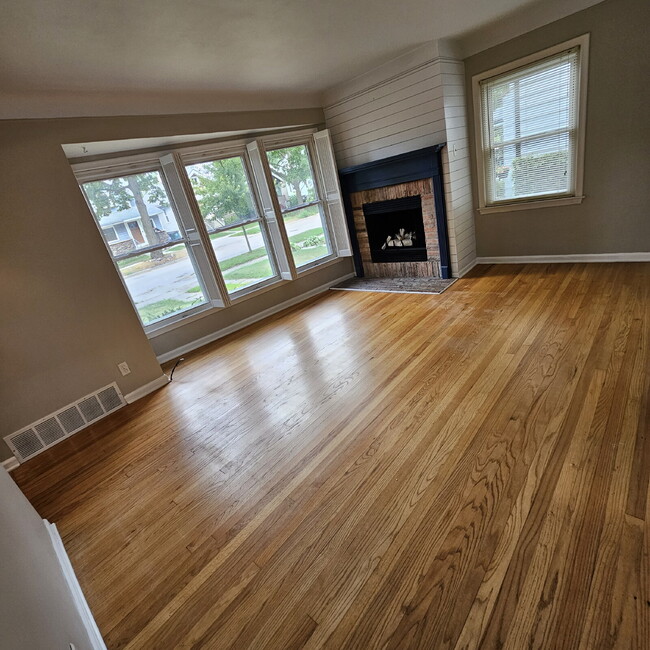 Building Photo - 3 Bedroom Bungalow w/ Hardwood Floors Clos...