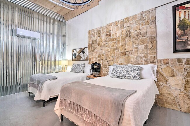 Foto del edificio - 3704 San Bernardo Ave