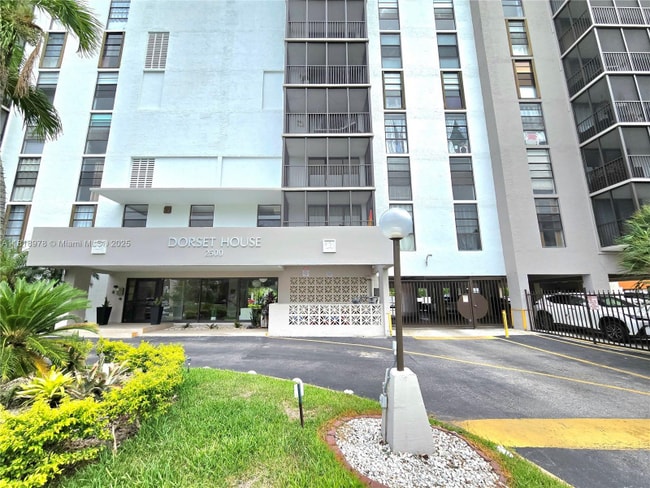 Foto del edificio - 2500 NE 135th St