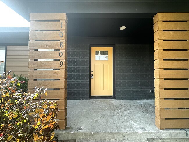 Building Photo - 10809 Sharondale Ln