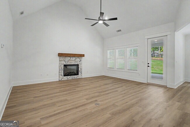 Foto del edificio - 347 E Crestwood Rd