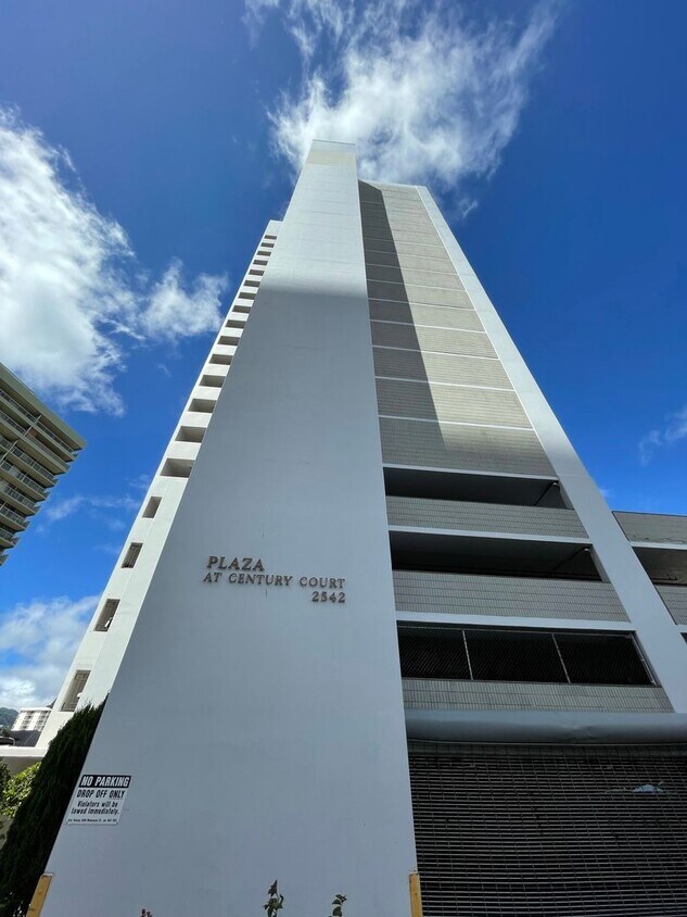 Foto principal - Pool on site! 2 bed 1 bath 1 parking locat...