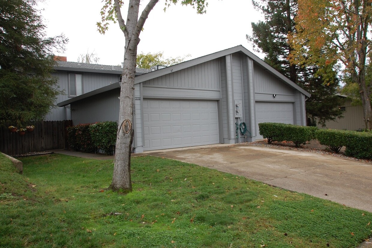 Primary Photo - 2 bed, 1.5 bath, 2 car garage, duplex in R...