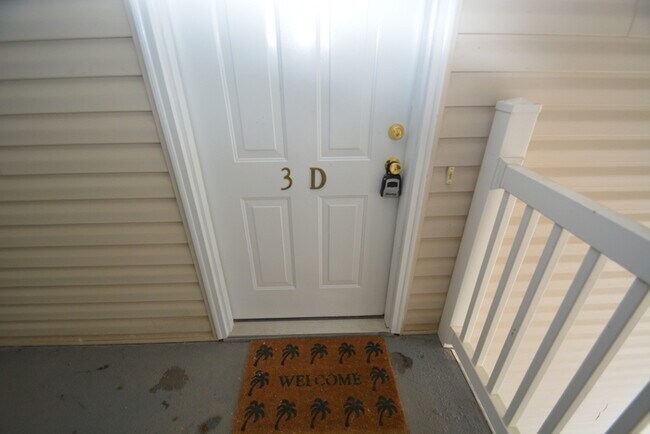 Building Photo - 2 Bedroom 2 Bath Second Floor Condo