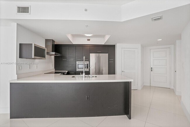 Foto del edificio - 250 Sunny Isles Blvd