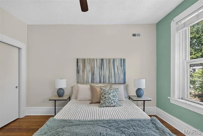 Primer dormitorio en la planta superior, dos armarios. - 1731 Nicholson Pl