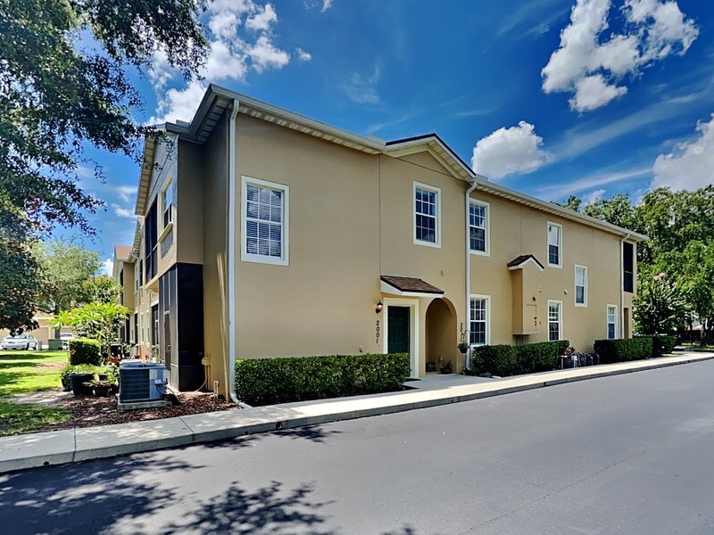 Foto principal - 2001 Crestdale Ln