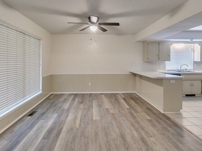 Foto del edificio - 4 Bedroom Home with Space Inside and Out! ...