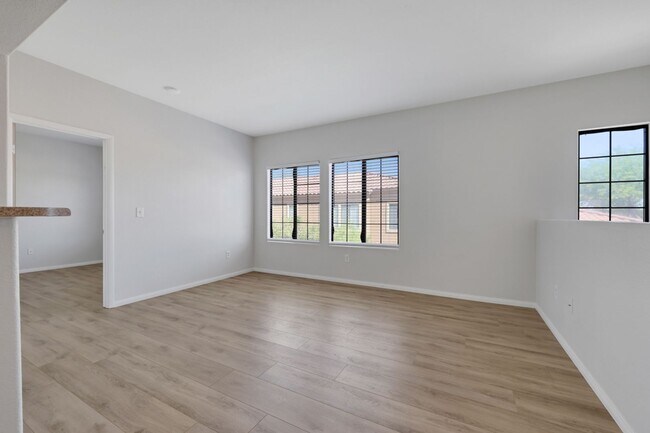 Foto del edificio - Repainted, Remodeled, Refreshed! 2 Bed 2 Bath - Rancho & Lake Mead Area Condo, Gated