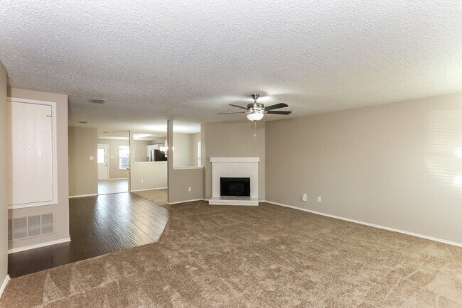 Building Photo - 947 Medina Dr