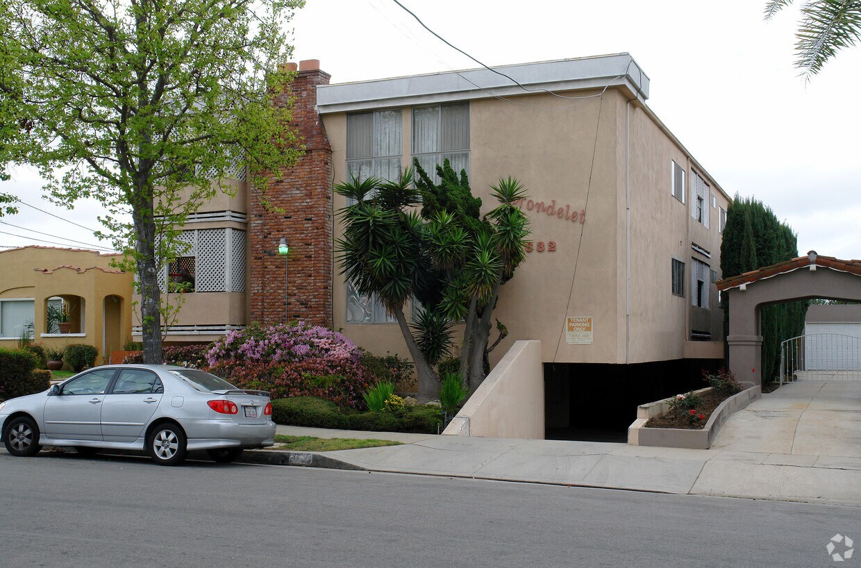 Primary Photo - Carondelet Apartments