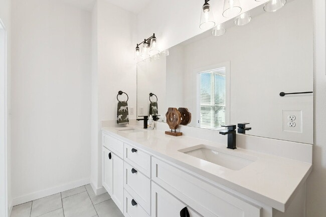 Building Photo - Fully Furnished Home in Broken Arrow