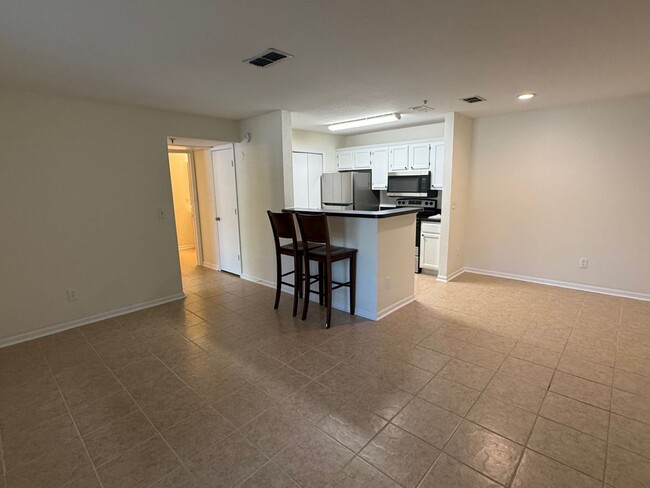 Foto del edificio - Beautifully maintained condo for rent in t...