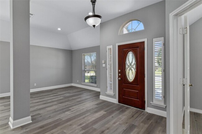 Building Photo - 630 Lakewood Dr