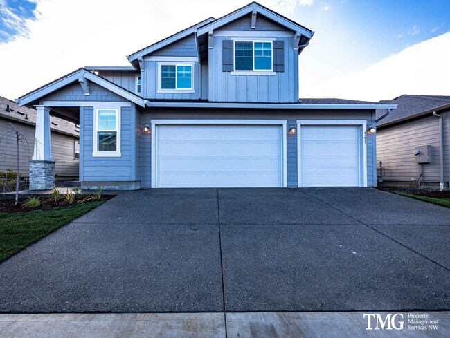 Building Photo - Gorgeous 4 Bedroom House with 3- Car Garag...