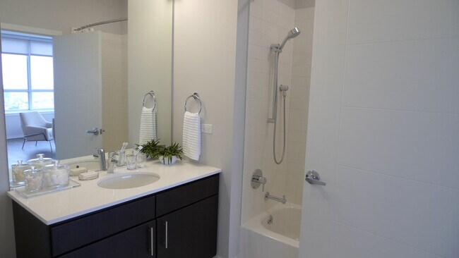 Baño actualizado - 801 W Adams St