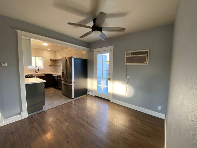 Building Photo - Updated 1950's Charm!