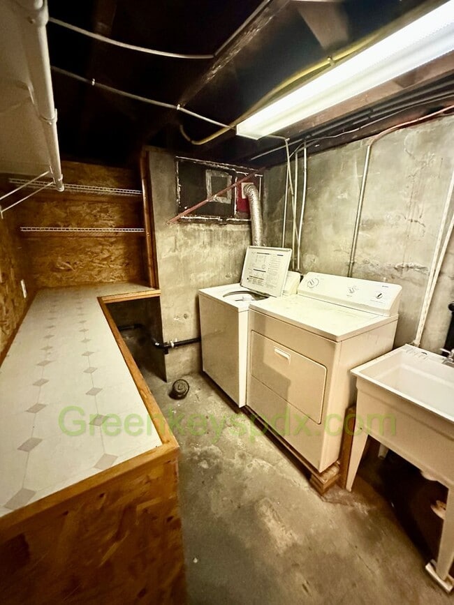 Building Photo - Huge 3 Bedroom 2 Bathroom House in Heart o...