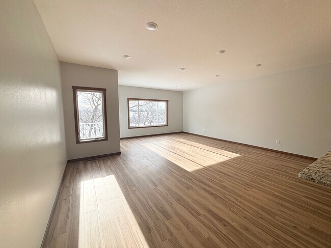 Foto del edificio - 577 Main St W