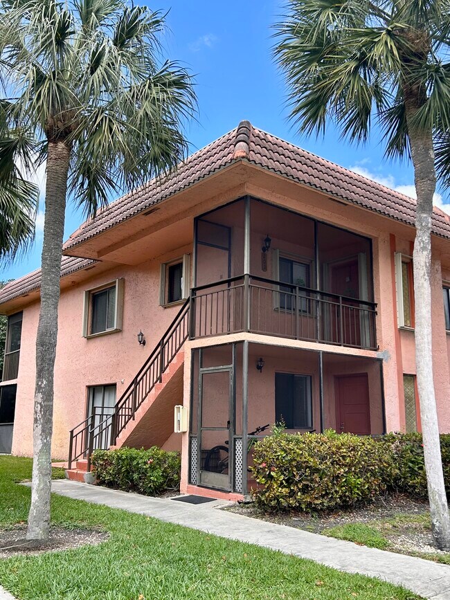 Building Photo - 215 Lakeview Dr