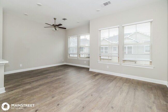Foto del edificio - 5105 Royal Heath Dr, Houston, TX 77018