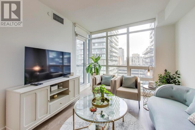 Photo du bâtiment - 30 Roehampton Ave