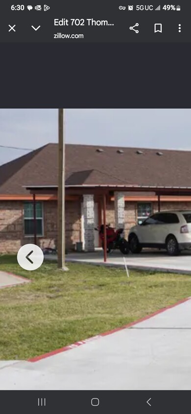 Front - 702 Thompson Rd