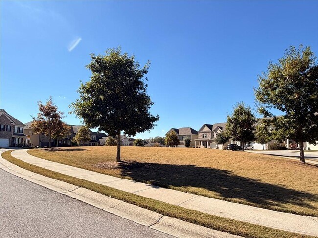 Building Photo - 235 Broadmoor Dr