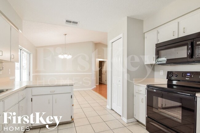 Building Photo - 7901 Sioux Ln